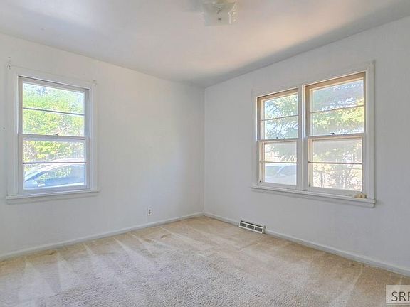 4th image of 355 Louise Dr