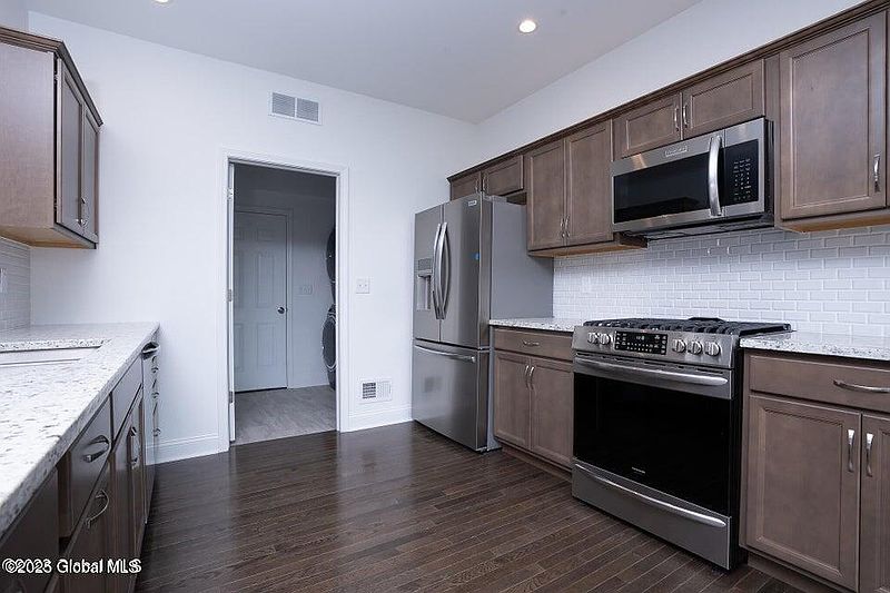 5th image of 933 Ridge View Circle