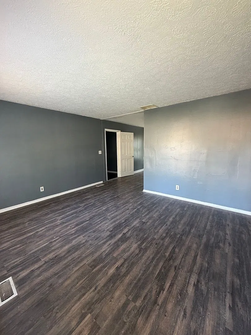 3 Bedroom with 2 Full Baths — Photo 2