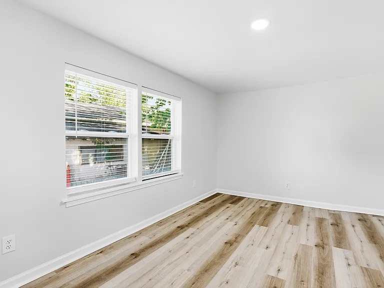 1009 W 52nd St — Photo 11