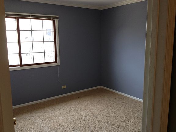 4th image of 325 Woodridge Cir