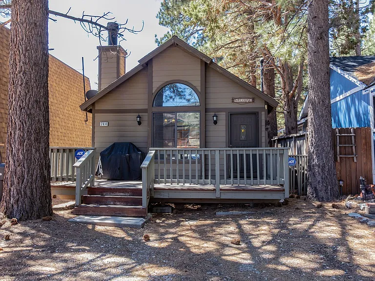 744 E Meadow Ln — Photo 1