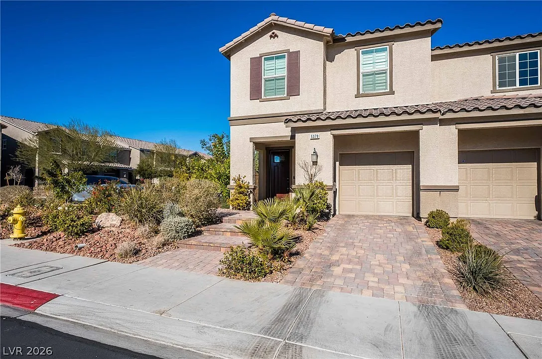3 bed, 2.5 bath, 1699 sqft, $2,100 — Photo 2