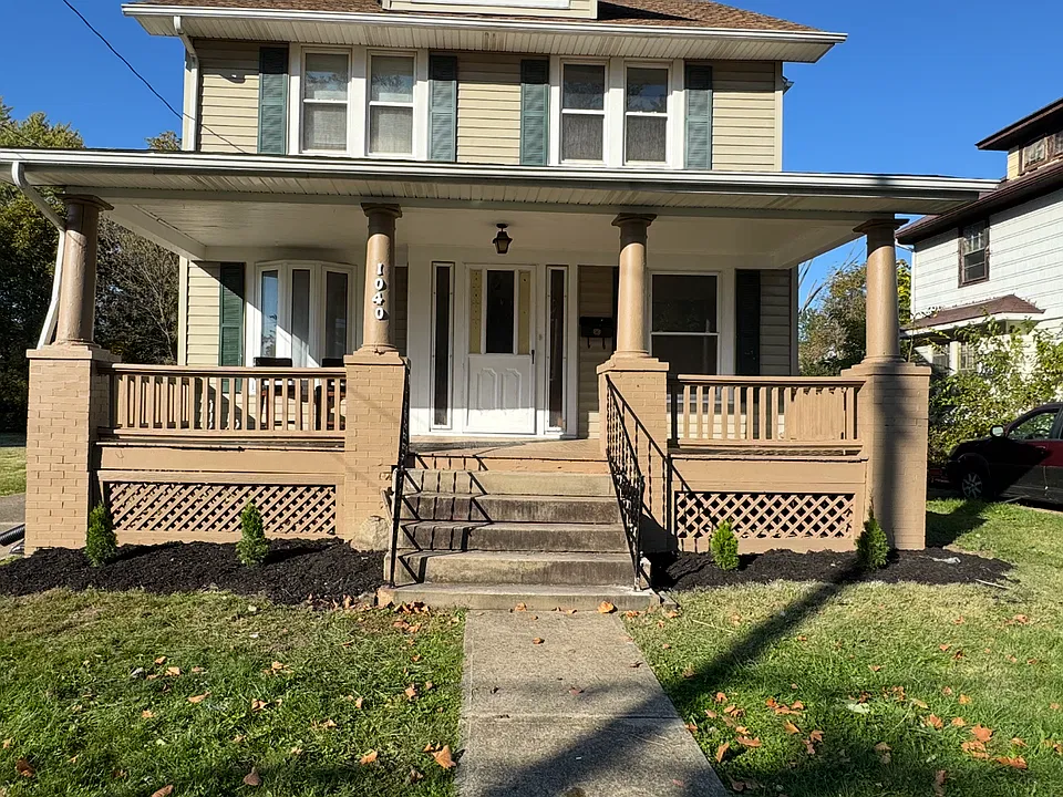 1040 W 10th St
