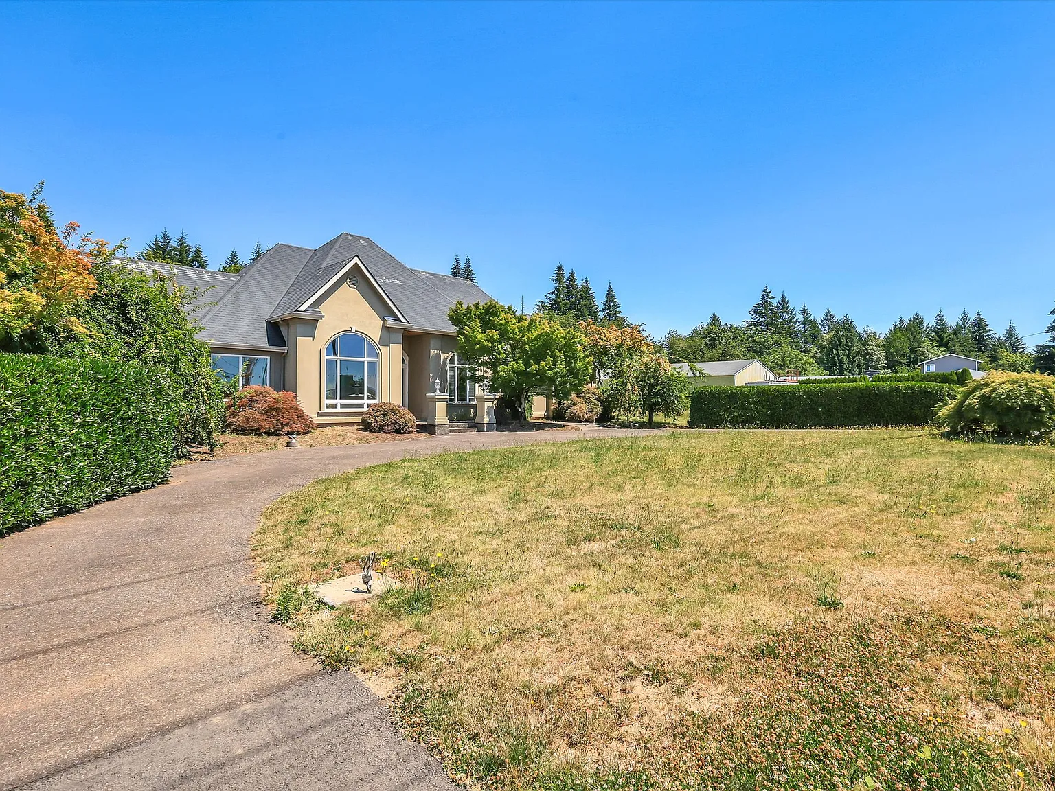 6 bed, 3825 sqft, $5,275 — Photo 3