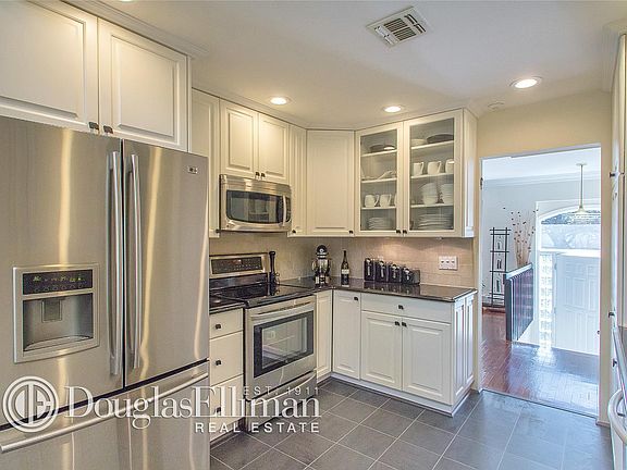 3rd image of 19 Elmwood Ct