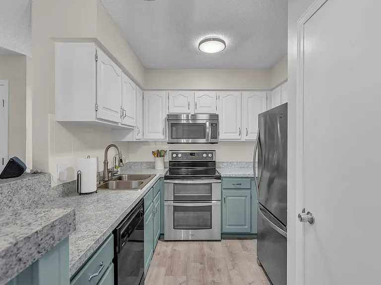 1409 Lawrence Ave — Photo 11