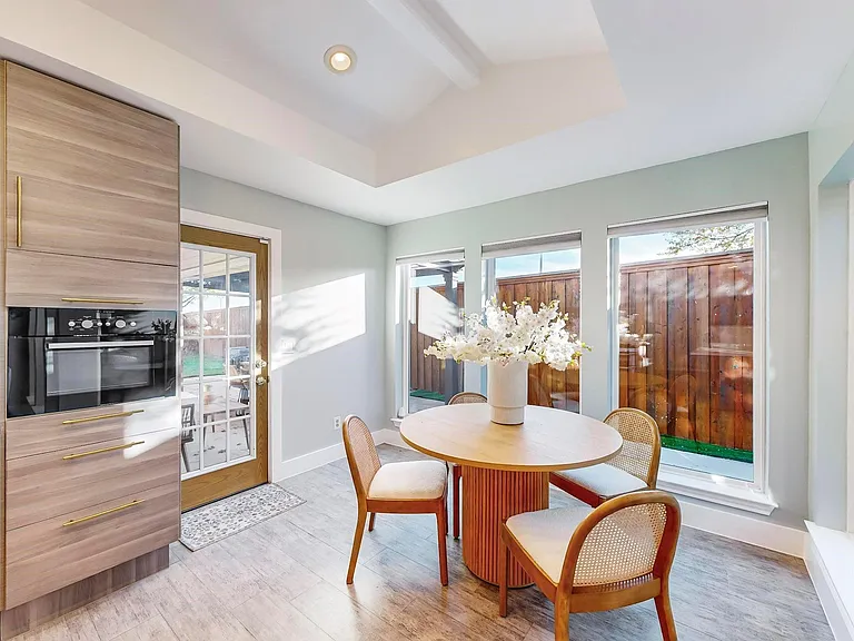 811 Oakway Ct — Photo 9