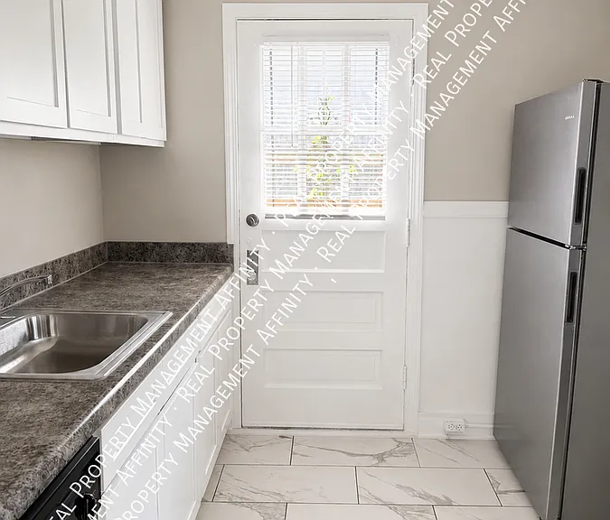 3684 Marion Ave — Photo 5