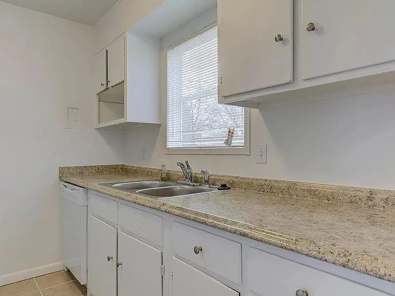 1170 S Holly St — Photo 13