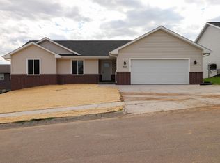 2064 Sky Blue Dr, Dubuque, IA 52001