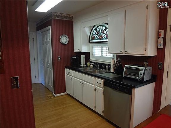 5th image of 332 Avery Place Dr
