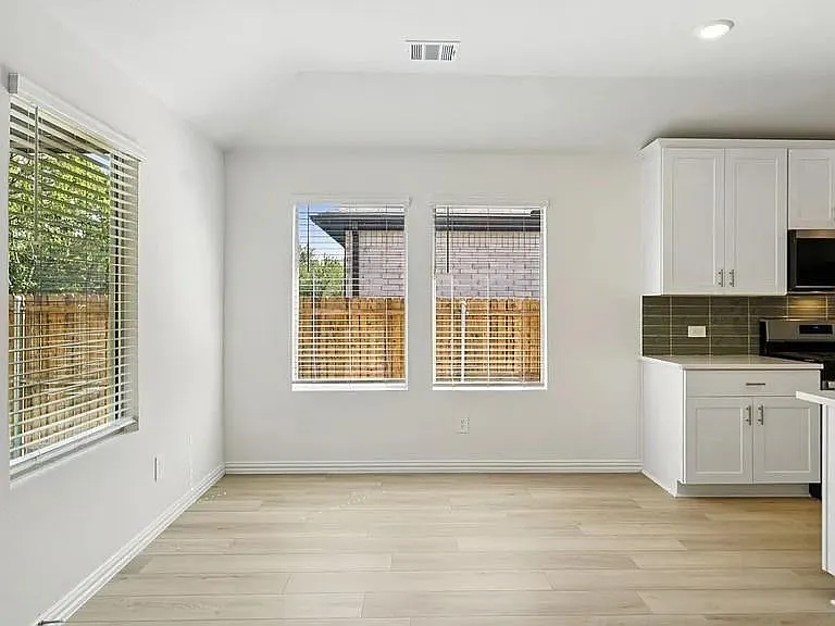 1019 Emberwood Dr — Photo 9