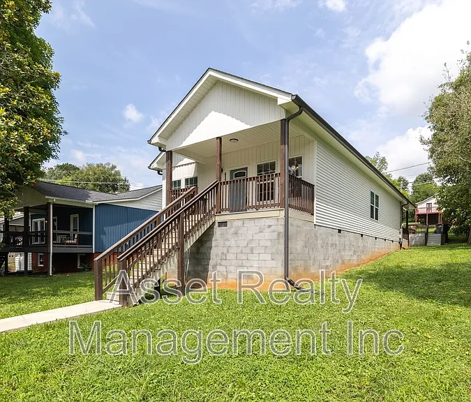 619 Midlake Dr NE — Photo 30