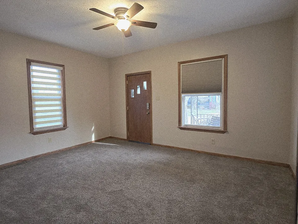 138 E Main St