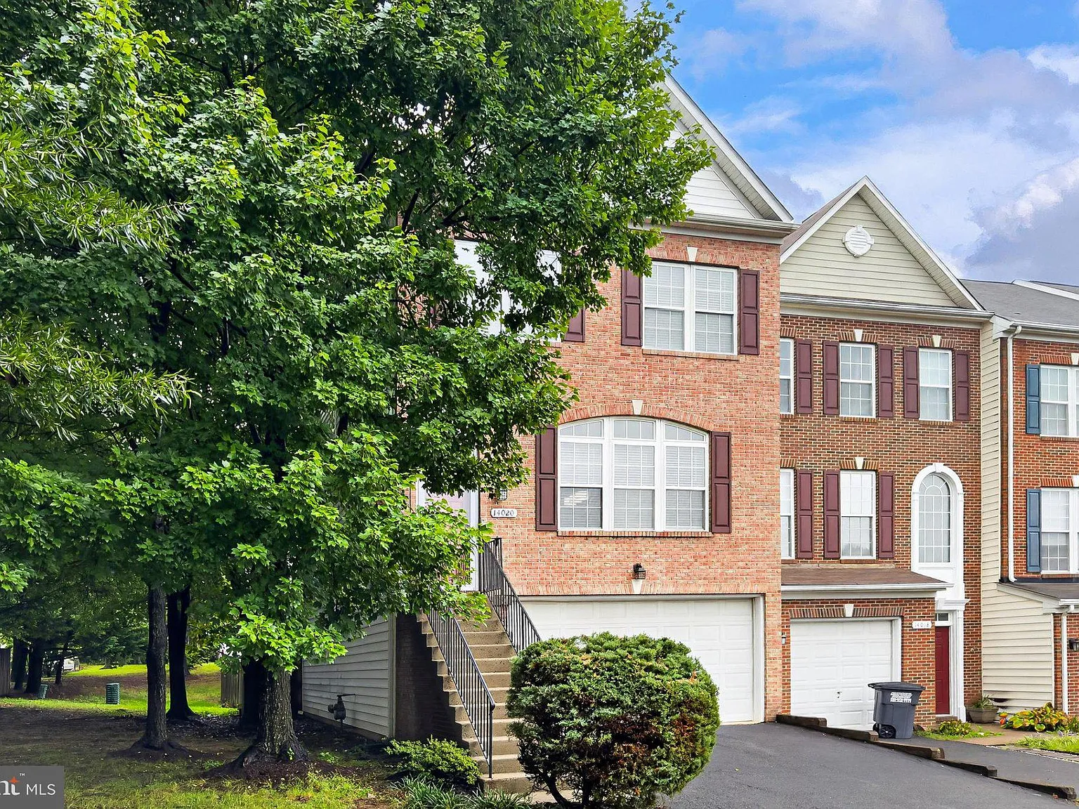 3 bed, 3.5 bath, 2424 sqft, $3,300 — Photo 3