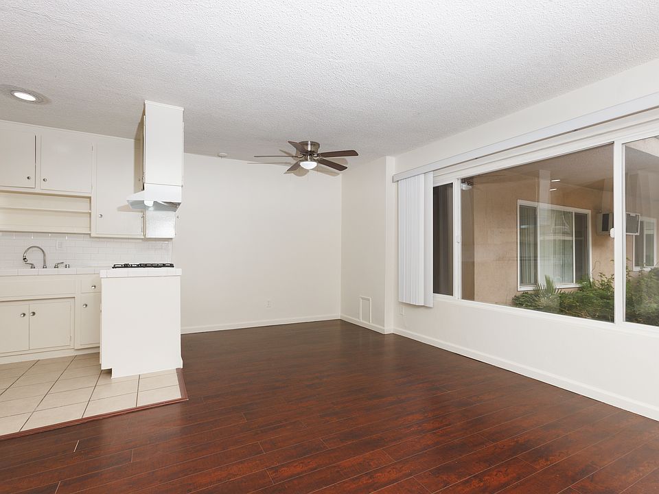 Dining Area
Kitchen on left