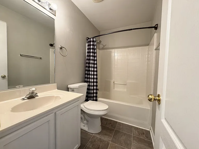 2309 Charing Cross Rd — Photo 17