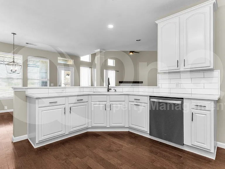 11281 Balcones Dr — Photo 12