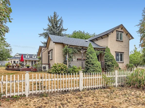 241 E Market St, Carlton, OR 97111