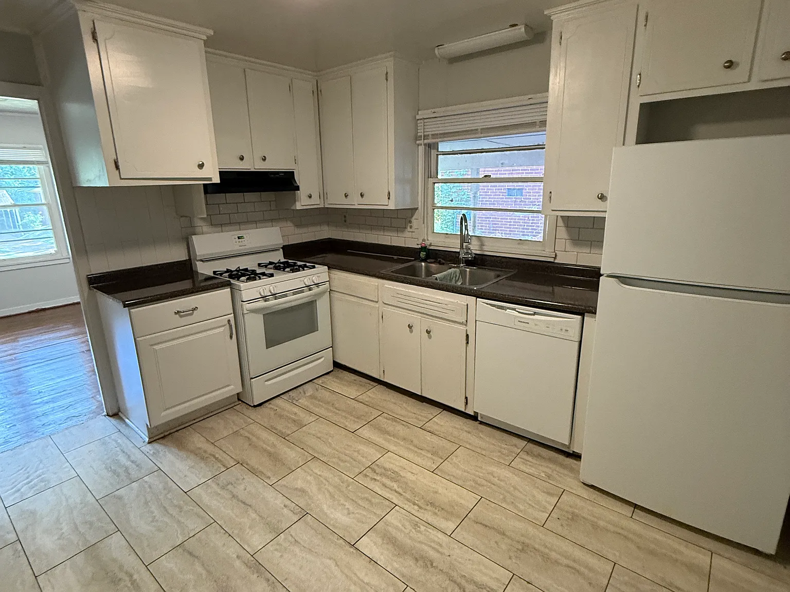 3 bed, 1025 sqft, $1,100 — Photo 3