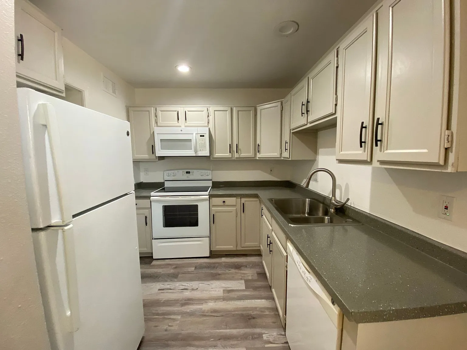 Gorgeous Townhouse with Private Yard and Washer and Dryer Available! — Photo 1