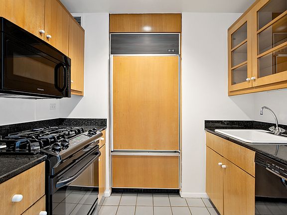 3rd image of 160 W 66th St APT 24F