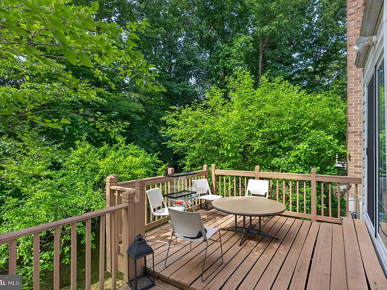 8815 Newport Ct — Photo 14