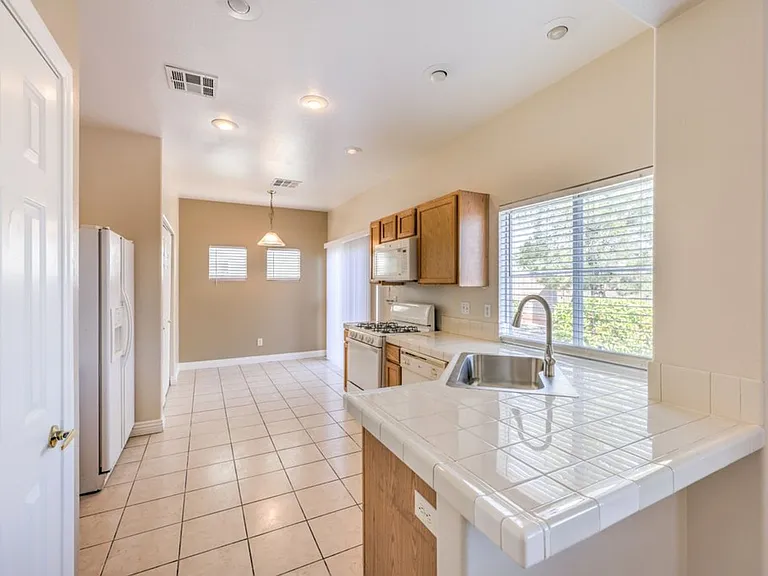 10540 Allthorn Ave — Photo 8