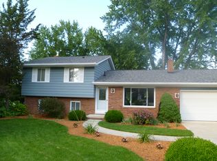 205 Chateau Ln, Brighton, MI