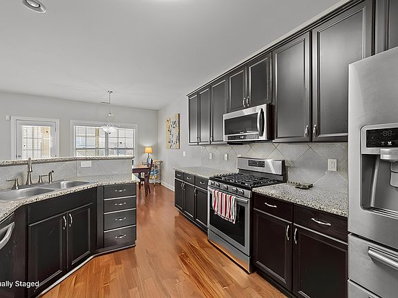 5th image of 372 Lynshire Ave