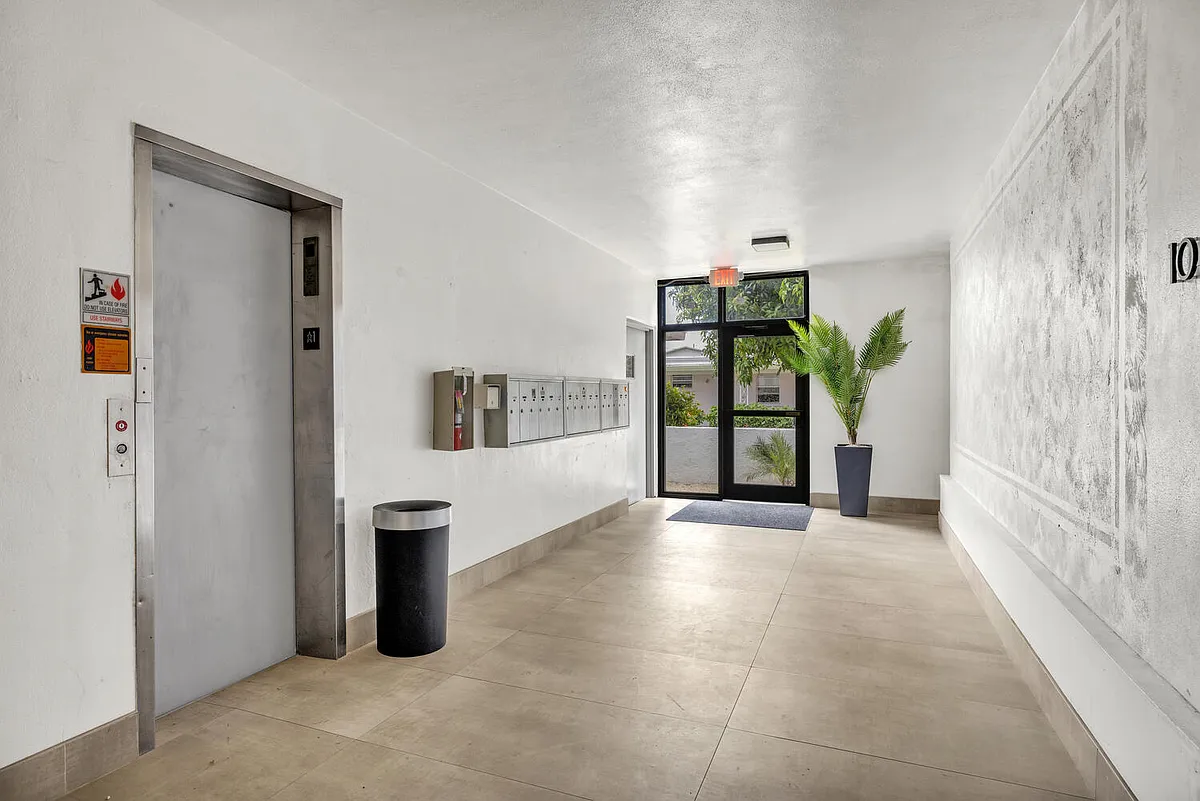Building Photo - 1735 Dewey St #203