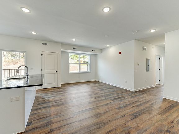 5th image of 905 Forest Ln #5