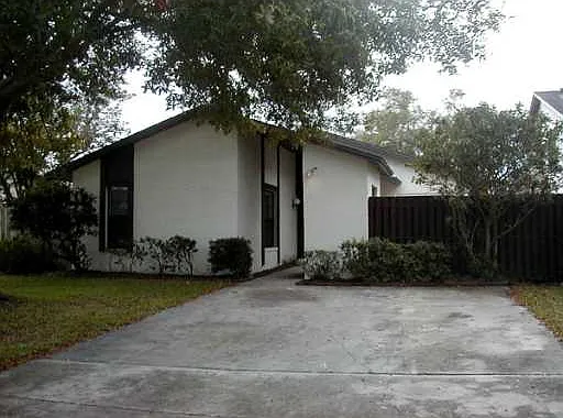 10705 Meadowglen Ln — Photo 2