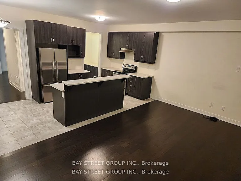 18 Military Cres — Photo 3