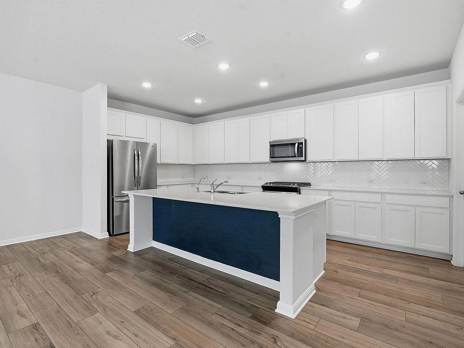 4 bed, 3.0 bath, 2668 sqft, $3,100 — Photo 3