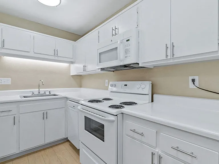 Hidden Creek Apartments — Photo 14