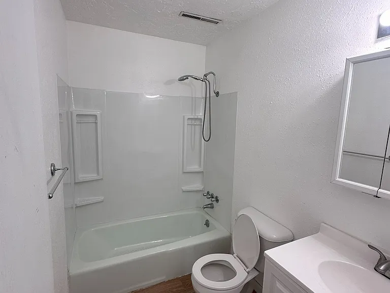 1627 W Maple St — Photo 3