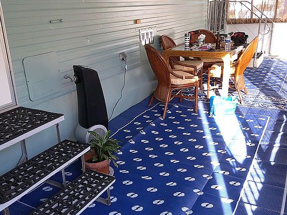 Spacious screen room 