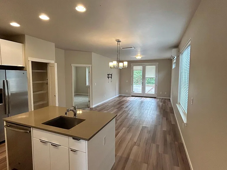 905 Sunseeker Ln — Photo 3