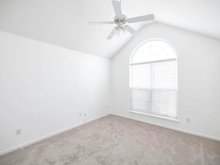 205 Wembley Dr — Photo 23