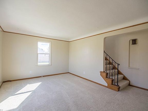 5th image of 230 E 288th St