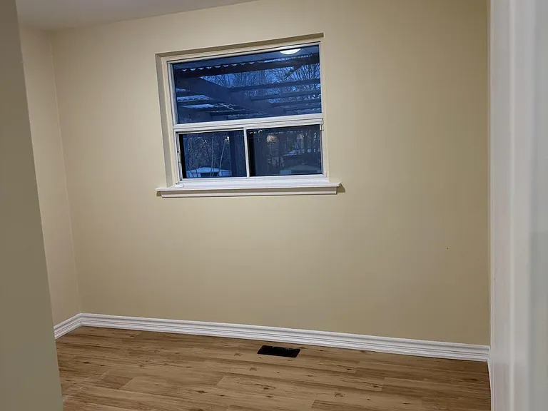 28 Alexandria Cres — Photo 13