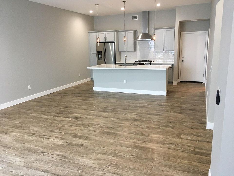 1st image of 4400 N 36th Pl #108