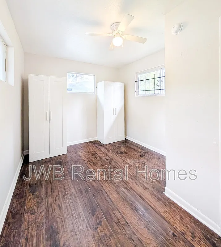 Brentwood — Photo 4