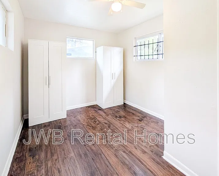 4305 Springfield Blvd — Photo 4