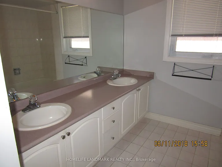 279 Chambers Cres — Photo 12