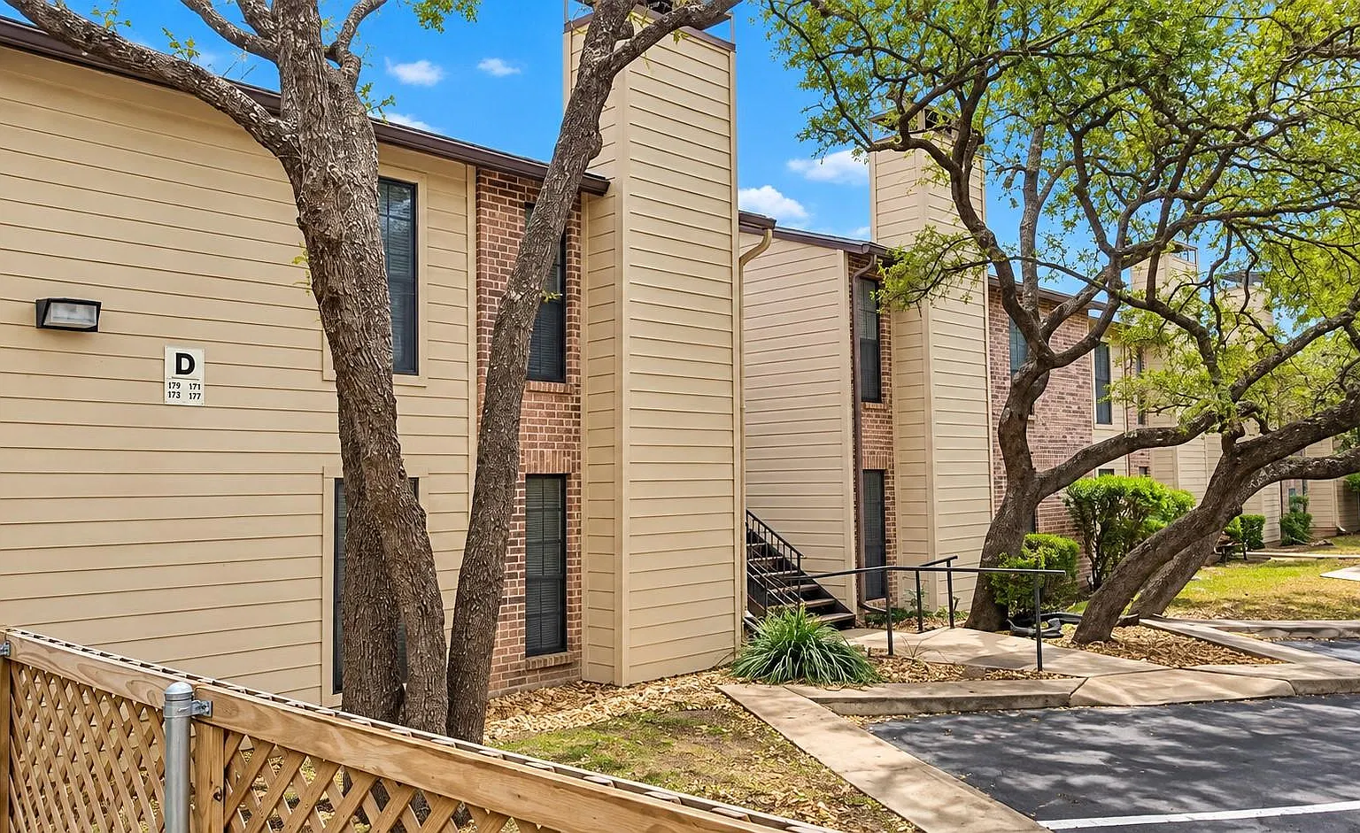 2 bed, 2.0 bath, 1002 sqft, $1,750 — Photo 1