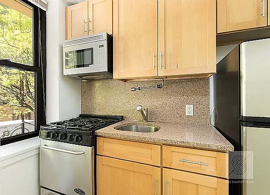 4th image of 230 Riverside Dr APT 2E