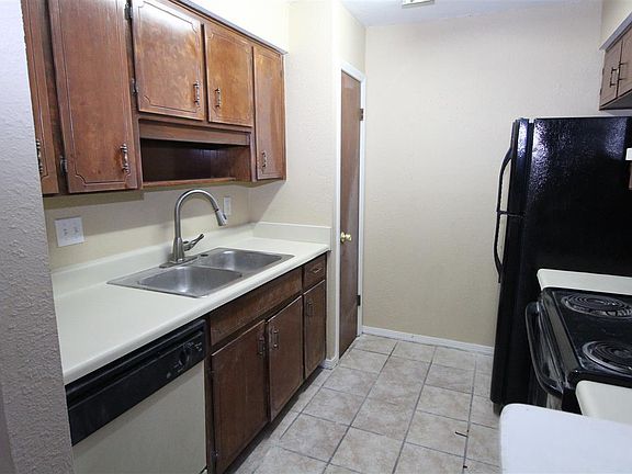 3rd image of 8325 Country Walk Dr APT C